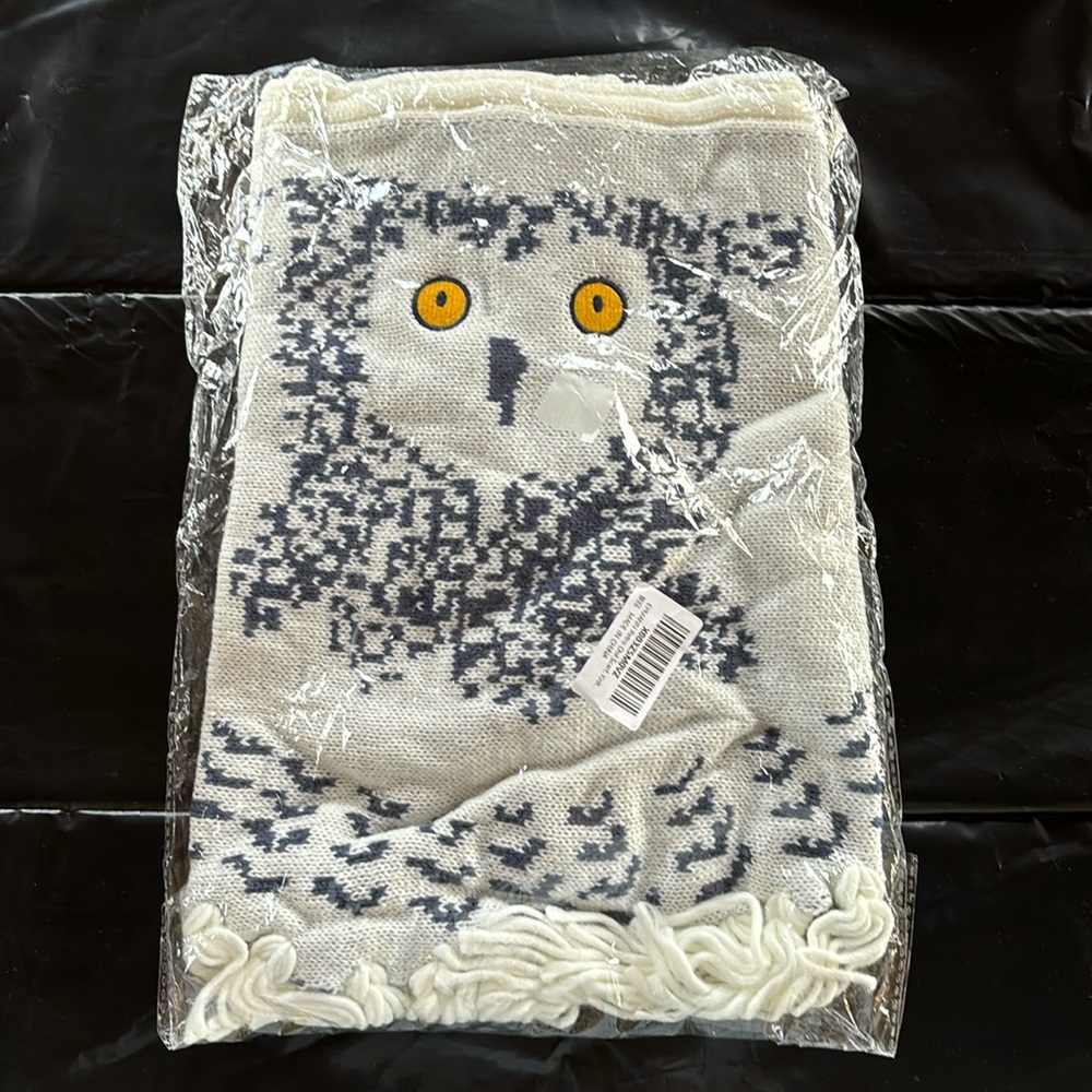 Vintage Snowy the Owl Scarf originating from UK. NEW